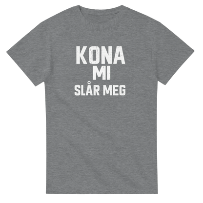 Kona Mi Slår Meg -Morsom Tekstprint - Norsk design