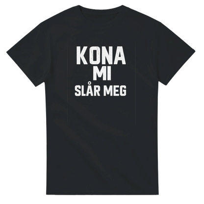 Kona Mi Slår Meg -Morsom Tekstprint - Norsk design