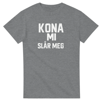 Kona Mi Slår Meg -Morsom Tekstprint - Norsk design