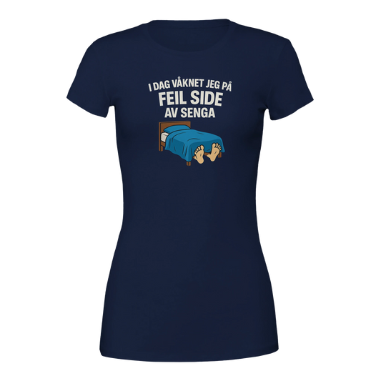 Feil Side Av Senga -Morsom Tekstprint - Norsk design