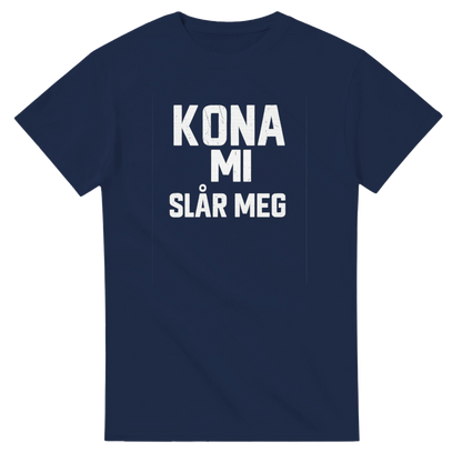 Kona Mi Slår Meg -Morsom Tekstprint - Norsk design