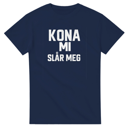 Kona Mi Slår Meg -Morsom Tekstprint - Norsk design
